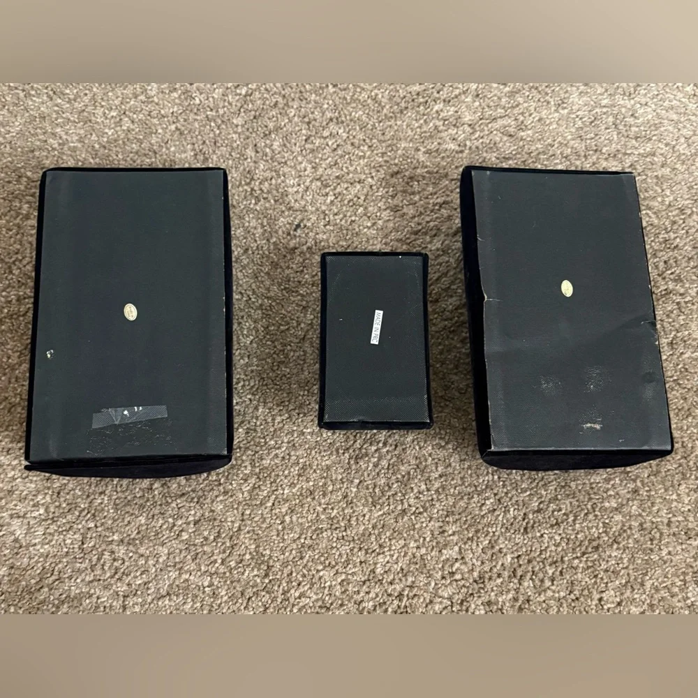 Elegant Black Jewelry Display - Picture 2 of 2